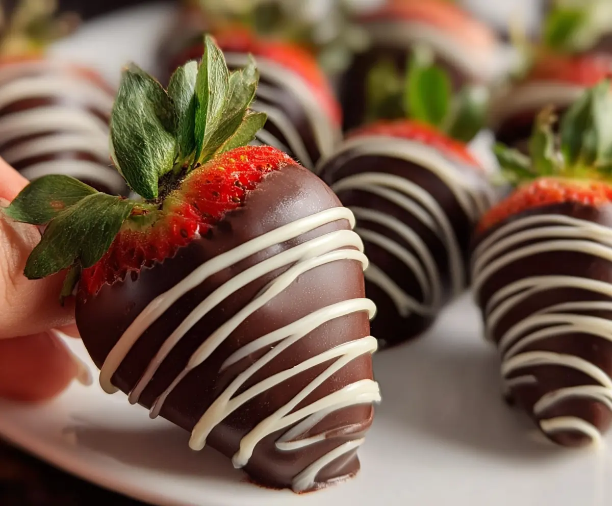 Easy Chocolate Covered Strawberries Recipe